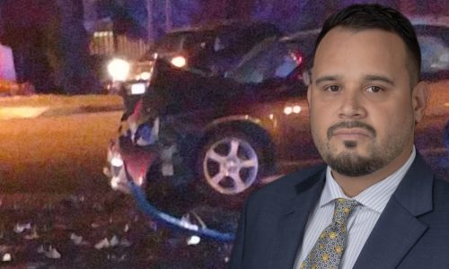 Un auto conduciendo en el concurrido University Drive en Edinburg, TX, un punto crítico para accidentes durante los partidos de fútbol americano de los Vaqueros de UTRGV.