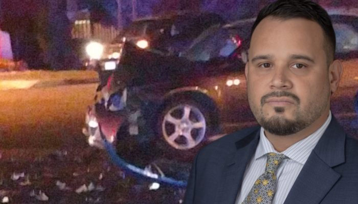 Un auto conduciendo en el concurrido University Drive en Edinburg, TX, un punto crítico para accidentes durante los partidos de fútbol americano de los Vaqueros de UTRGV.