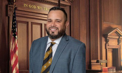 Una intersección concurrida en la Calle 10 de McAllen, TX, un punto crítico común para choques de auto